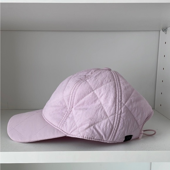 Quilted hat with adjustable strap - Picture 3 of 5